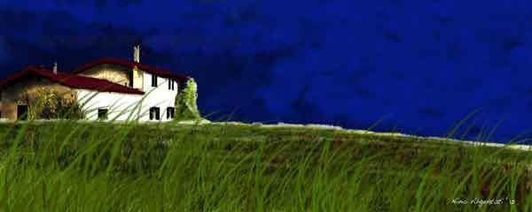 quadri moderni per arredamento - quadro moderno raffigurante il casale di emma. l'edificio è prevalentemente bianco visto in lontananza,su sfondo blu del cielo e verde del prato