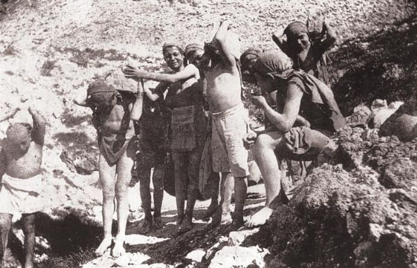 La storia delle miniere siciliane - I carusi mentre lavorano in una delle miniere siciliane 