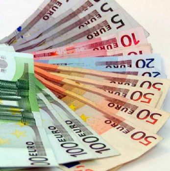 Delega di pagamento - banconote da 5,10, 20, 50 e 100 euro disposte a ventaglio su uno sfondo bianco