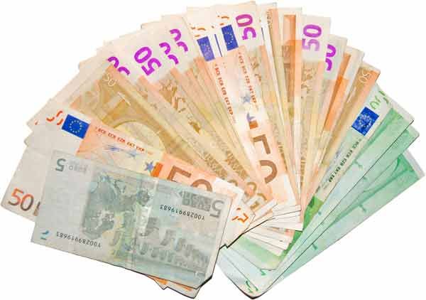 Delega di pagamento per dipendenti statali - banconote da 5, 50 e 100 euro disposte a ventaglio su sfondo bianco