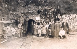 Minatori e famiglia all'imbocco di un tunnel - Sottosuolo zolfifero nisseno