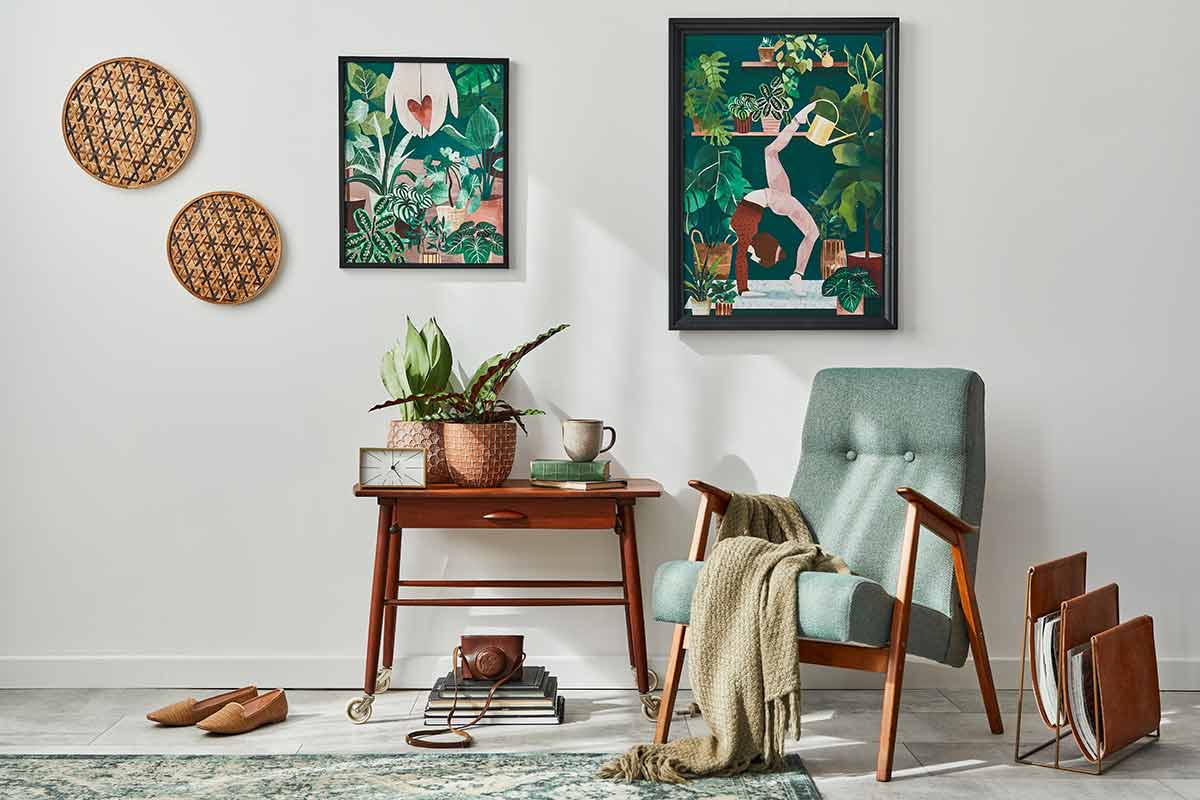 Angolo relax con illustrazioni botaniche ideali da acquistare come quadri online per arredare casa