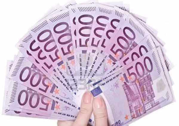 terza trattenuta per dipendenti statali - banconote da 500 euro su sfondo bianco tenute a ventaglio da mani femminili.
